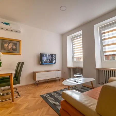 Four Seasons Lägenhet *