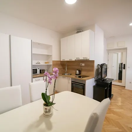 Four Seasons Lägenhet *