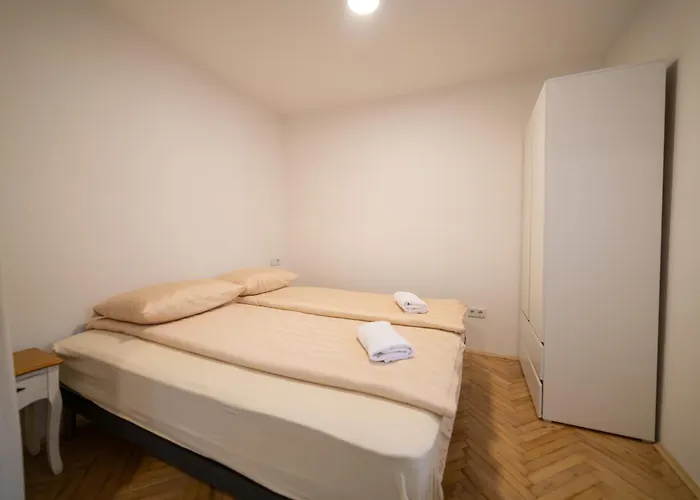 Four Seasons Apartment *