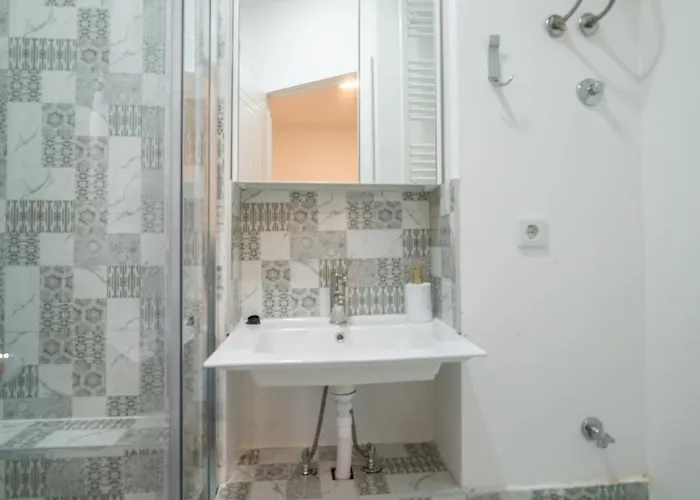 Four Seasons Apartment *