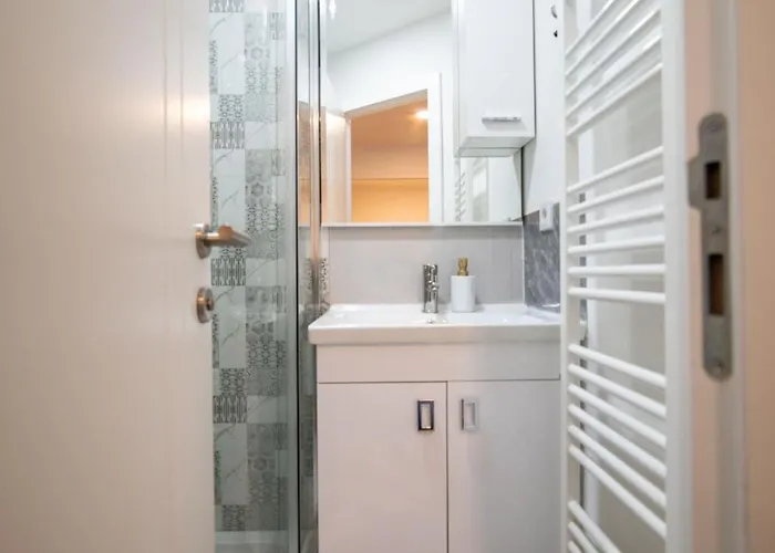 Four Seasons Apartment *