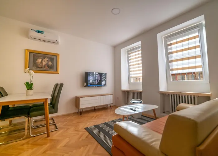 Four Seasons Apartment *