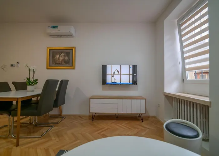 Four Seasons Apartment *