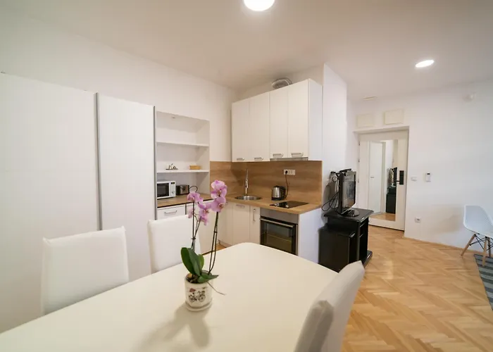 Four Seasons Apartment *