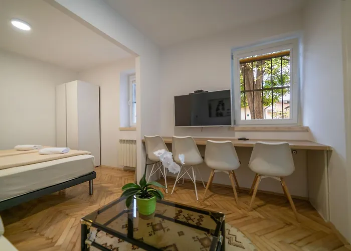 Four Seasons Apartment *