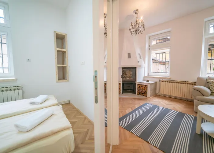 Four Seasons Apartment *