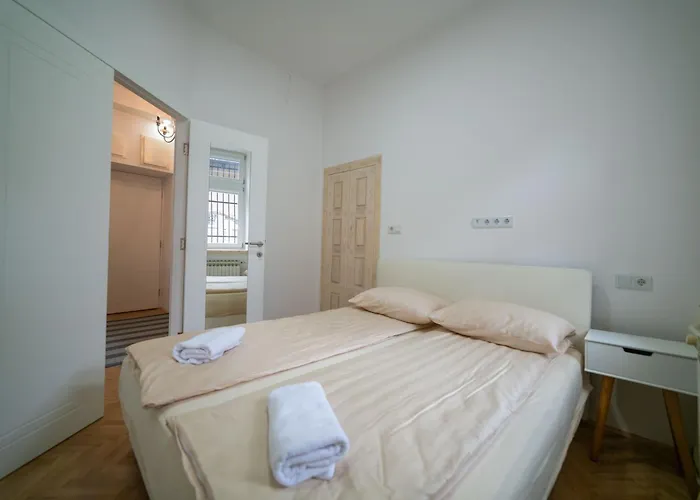 Four Seasons Apartment *